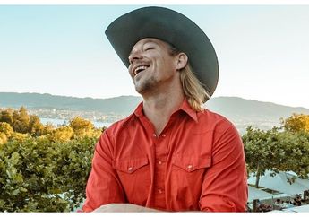 Tak Dikenali Sebagai Musisi Tenar, Diplo Diminta Jadi Tukang Foto Dadakan Pengunjung Klub