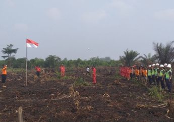 Meski Sedang Bertugas Padamkan Api, Petugas Manggala Agni dan BPBD Riau Tetap Laksanakan Upacara HUT RI 74 di Lokasi Kebakaran Hutan