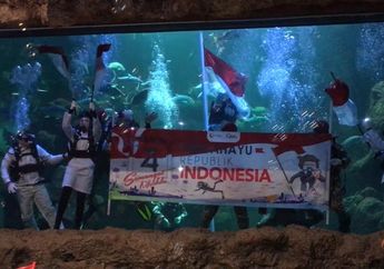 Aaliyah Massaid Bangga Jadi Pembawa Bendera di Dalam Air Untuk Upacara 17 Agustus di Sea World