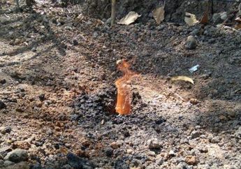 Semburan Api Muncul dari Dalam Tanah Bikin Geger Warga Sragen, Jawa Tengah