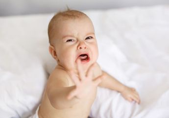 Jangan Panik, Lakukan Hal Ini Jika Bayi Mendadak Rewel Saat Listrik Mati