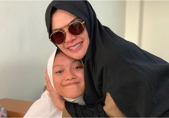 Berangkat Umrah Bersama Ketiga Buah Hatinya, Nikita Mirzani Sampaikan Pesan untuk Putri Sulungnya yang Jarang Tersorot Media dan Kini Mulai Beranjak Dewasa