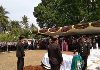 Buka Suara Usai Tahan Kesedihan Mendalam Saksikan Jenazah Sang Ayah Dikebumikan, Putra Sulung Ipda Erwin Mengaku Sempat Dendam dengan Para Tersangka