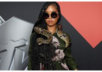 Curi Perhatian di Red Carpet MTV VMA, Penyanyi H.E.R Jadikan Ular Sebagai Aksesorisnya