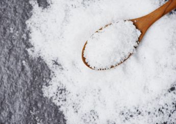 4 Manfaat Tak Terduga Rajin Berkumur dengan Air Garam, Salah Satunya Bisa Obati Sariawan!