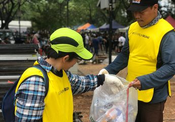 Pungut Sampah Bareng #SayaPilihBumi di Otobursa Tumplek Blek 2019