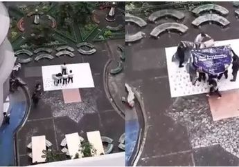 Dapat Banyak Apresiasi dari Netizen, Video Mahasiswa Senior Panitia Ospek Payungi Mahasiswa Baru yang Sedang Jalankan Ibadah Shalat di Tengah Guyuran Hujan