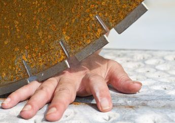 6 Tradisi Mengerikan yang Ada di Dunia, Mulai dari Potong Jari Setiap Ada yang Meninggal Hingga Memakan Abu Orang Mati