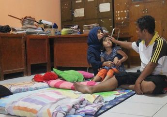 Kisah Pilu Seorang Penjaga Sekolah di Karawang yang Selama 14 Tahun Tinggal di Ruang Guru Tanpa Alas