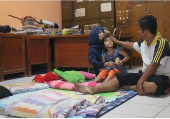 Cerita Pilu Penjaga Sekolah di Karawang, 14 Tahun Tinggal di Ruang Guru Bareng Anak Istri, Pernah Cuma Dapat Honor Rp 150 Ribu per Bulan