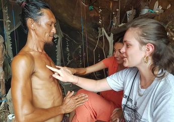 Tinggal Menyendiri di Gua, Losiri Punya Daya Pikat Sendiri yang Bikin Bule-Bule Cantik Mendekat Padanya