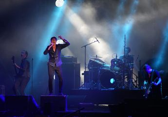 Sepi Koor Penonton, Vokalis Suede Pilih Tidur-tiduran di Atas Panggung