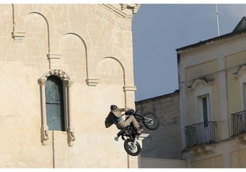 Ini Dia Behind The Scene Aksi Berbahaya di Film James Bond, Menegangkan!