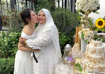Ulang Tahun ke-45, Ibunda Via Vallen Menangis Bahagia karena Dapat Kejutan Kue Tart Berisi Uang Jutaan Rupiah: Sampai Air Mata Keluar Semua