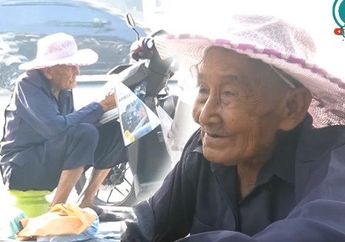 Habiskan Masa Mudanya Menjadi Pengawal Presiden Soekarno, Mbah Waris Kini Harus Berjualan Koran di Lampu Merah Demi Bisa Bertahan Hidup