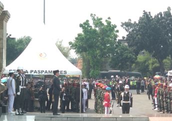 Joko Widodo Beri Penghormatan Terakhir Kepada BJ Habibie Pada Upacara Pemakaman