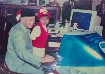 Kenang Kepergian BJ Habibie, Joshua Suherman Unggah Potretnya Sewaktu Kecil Saat Dipangku oleh Presiden Ketiga RI Itu