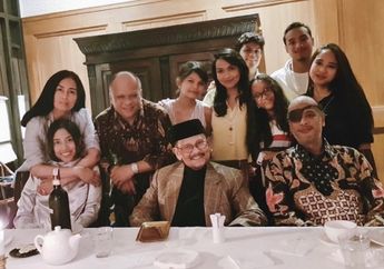 Rajin Nyekar ke Makam Eyang, 2 Cucu Ganteng BJ Habibie Mencuri Perhatian!
