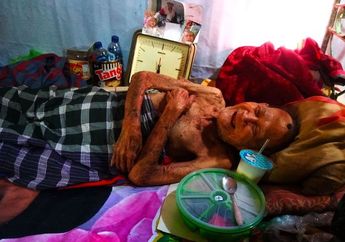 Kisah Pilu Kakek 98 Tahun Asal Ngawi, Ditinggal 4 Anaknya Hidup Sendiri di Rumah Reyot yang Kotor