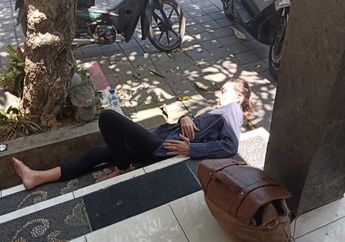 Diduga Depresi, Bule Wanita Asal Inggris Ngamuk di Depan Kantor Kecamatan Badung, Rusak Mobil dan Hampir Telanjang Dada