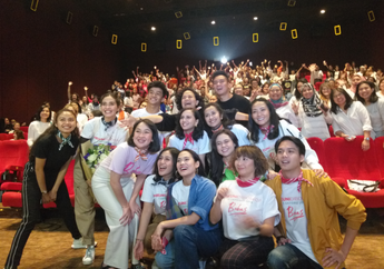 Sapa Pengunjung Screening Film Bebas, Dian Sastrowardoyo Ajak Alumni SMA Tarakanita Nyanyi Lagu Legendaris