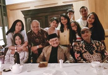 Ganteng Maksimal! Penampilan Cucu BJ Habibie Ketika ke Makam Jadi Perhatian