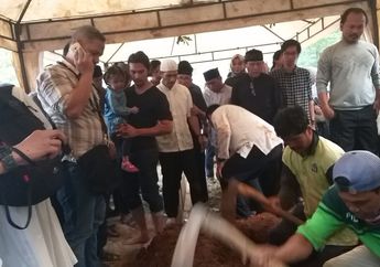 Puterinya Terus Berceloteh Melihat sang Kakek Dimakamkan, Donny Alamsyah: Emang Gak Pernah Pisah dengan Kakeknya