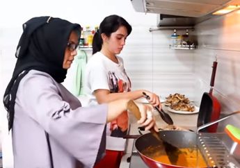 Masak Bareng Ibunda Andhika Pratama, Ussy Sulistiawaty Panen Pujian dari Sang Mertua!