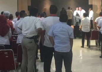 Banjir Air Mata di Perpisahan Menpora, Imam Nahrawi Menyalami dan Memeluk Anak Buahnya