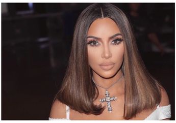 Kim Kardasihan Meneteskan Air Mata Setelah Didiagnosis Mengidap Lupus