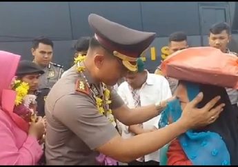 Viral Gadis Penjual Onde-onde Menangis Saat Kapolres Padang Panjang Dipindahkan