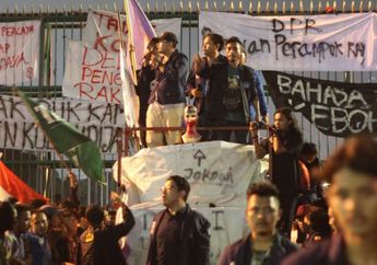 Bak Pasukan yang Siap Berangkat Berperang, Viral Video Barisan Mahasiswa di Stasiun Manggarai Dapat Sambutan Tepuk Tangan dari Penumpang KRL, Netizen : Merinding Asli, Kalian Hebat!