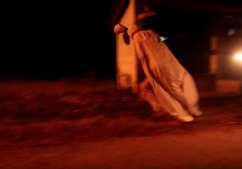 Bukannya Takut, Bocah Ini Malah Lempari Pocong Pakai Petasan