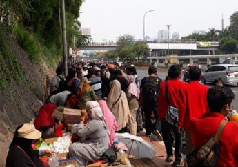 Mahasiswa Turun ke Jalan Tolak RKUHP, Emak-Emak Langsung Gelar Lapak di Trotoar dan Bagikan Makanan Gratis: Ayo, Jangan Sampai Kelaparan!