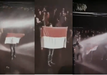 Viral Video: Dihajar Water Canon Sampai Jatuh Bangun dan Berlindung di Balik Bendera Merah Putih, Mahasiswa di Bandung Tetap Tegak Berdiri Meneriakkan Aspirasi
