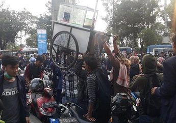 Viral Aksi Mahasiswa Angkat Gerobak Milik Tukang Rujak yang Kebingungan Lewati Gerombolan Demonstran: Tenang Bang Gue Angkatin!