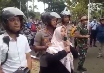Tak Rela Anaknya Ikut Aksi Demo Tolak RKUHP, Ibu-ibu Pekerja di Kompleks DPR Panggil sang Putra Pakai Pengeras Suara: Kalau Kalian Dengar, Tolong Pulang!