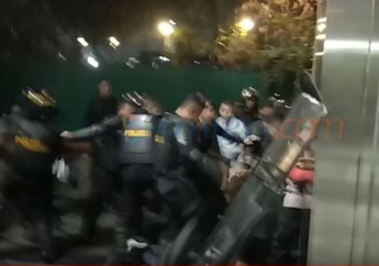 Saksikan Pria Dikeroyok dan Diinjak Meski Sudah Lemas dan Minta Ampun, Jurnalis Ini Diintimidasi Aparat Saat Kericuhan Demontrasi Mahasiswa Pecah