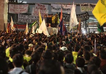 Usai Tertagkap Kamera, Sosok Mahasiswa dan Aparat Polisi yang Viral Sedang Makan nasi Bungkus Bersama Ternyata Punya Kedekatan