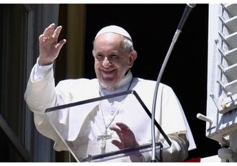 Pakai Baju Lurik dan Blangkon, Dua Bocah Indonesia Ini Curi Perhatian Saat Diajak Paus Fransiskus Keliling Naik Mobil