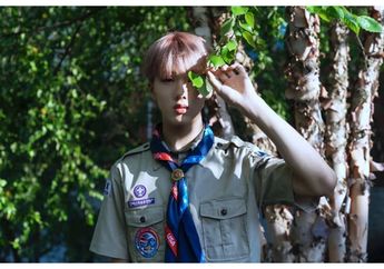 Jisung NCT DREAM Berpose di Bawah Pohon Beringin, Fans Heboh Lihat Penampakan Mobil Plat B