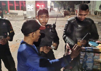 Sempat Takut dan Deg-Degan Saat Didatangi Polisi di Tengah Lokasi Demo, Tukang Siomay ini Terkejut Dagangannya Habis Diborong