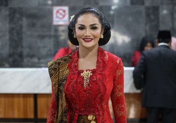 Pelantikan Presiden dan Wakil Presiden, Krisdayanti Tampil Menawan dengan Kebaya Putih Rancangan Anne Avantie