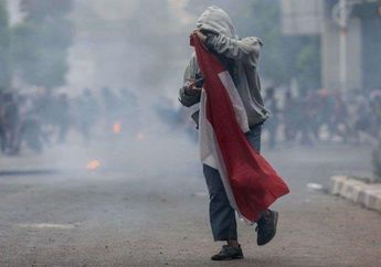 Sempat Dikabarkan Hilang, Sosok Ikonik Pemuda Berseragam Bawa Bendera Saat Demonstrasi Kini Ditangkap Polisi dan Disebut Bukan Pelajar!