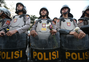 Romantis dan Menyejukkan, Mahasiswa Bagikan Bunga dan Salami Polisi Usai Demo dalam Aksi Damai