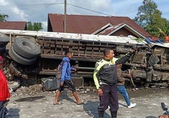 Akibat Rem Blong, Sebuah Truk Tronton Melaju Tak Terkendali Hingga Tabrak Hancur Sebuah Rumah Setelah Mengenai 8 Kendaraan di Depannya, Satu Penumpang Tewas di Tempat