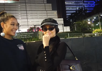 Amanda Rawles dan Caitlin Halderman Pose di MRT, Dibilang Mirip Kendall Jenner dan Ariana Grande!