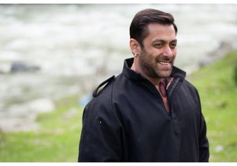 Tak Ada Rasa Jijik, Salman Khan Asyik Berenang di Sungai Bersama Anak-anak Desa