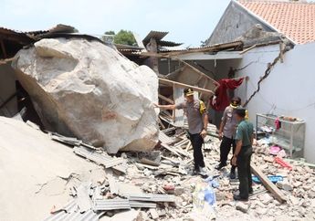 Batu Raksasa Jatuh dari Ketinggian 500 Meter hingga Timpa Rumah dan Sekolah, Video Ini Perlihatkan Kepanikan Warga Sekitar