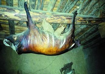 Pantas Virus Corona Mewabah di Tiongkok, Daging Babi Busuk yang Digantung Selama 30 Tahun Ini Dihargai Rp2,8 Miliar, dan Dianggap Makanan Lezat